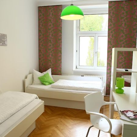 Hostel & Guesthouse Kaiser 23 Виена Стая снимка