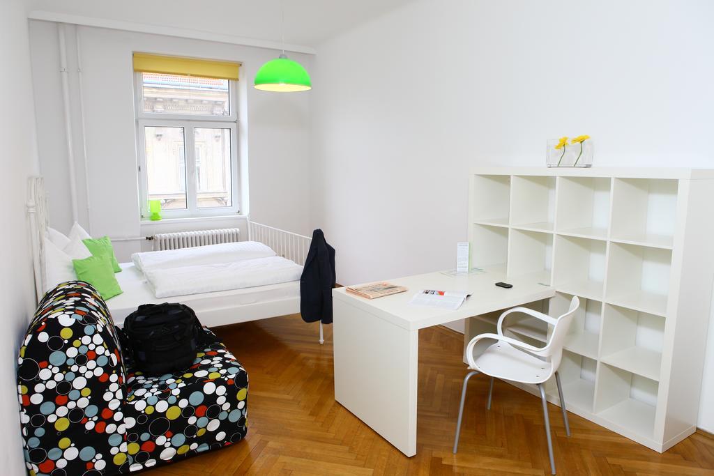 Hostel & Guesthouse Kaiser 23 Виена Стая снимка