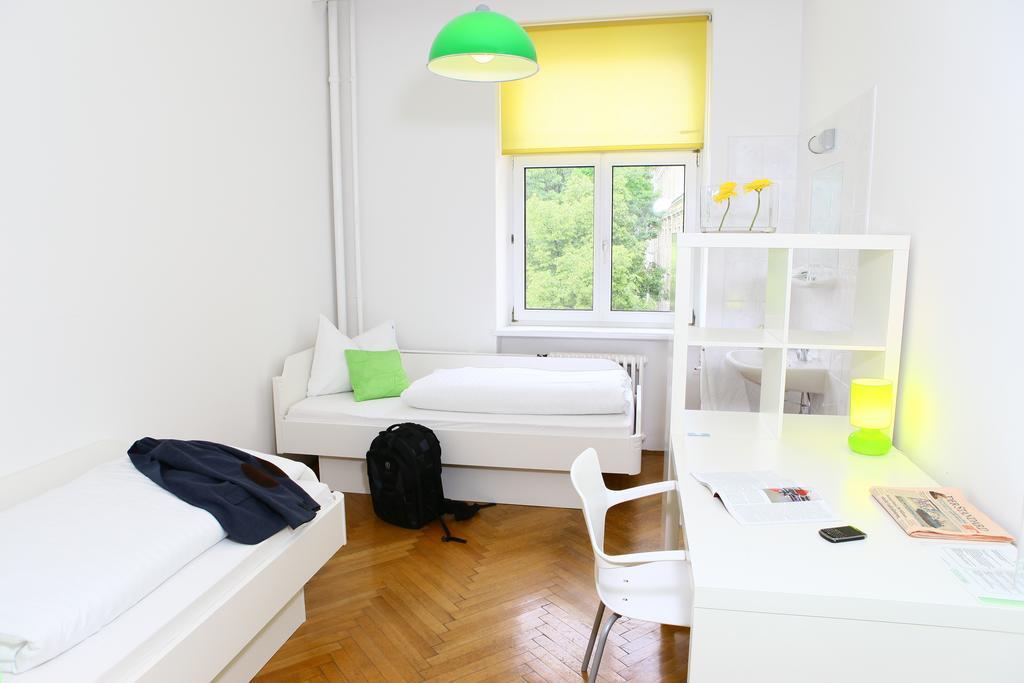 Hostel & Guesthouse Kaiser 23 Виена Стая снимка