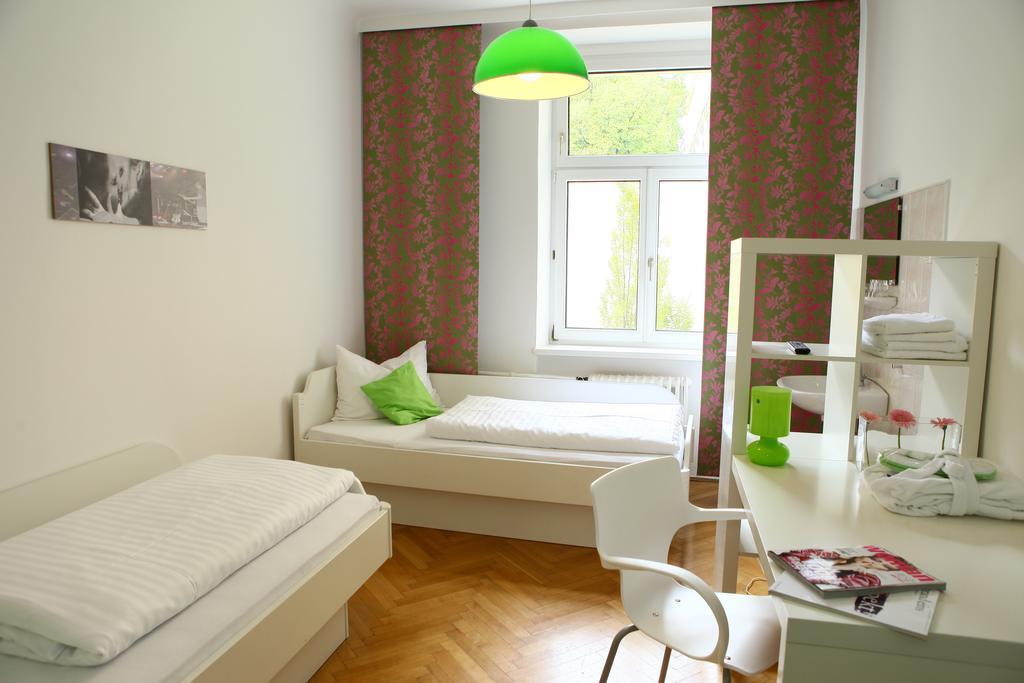 Hostel & Guesthouse Kaiser 23 Виена Стая снимка