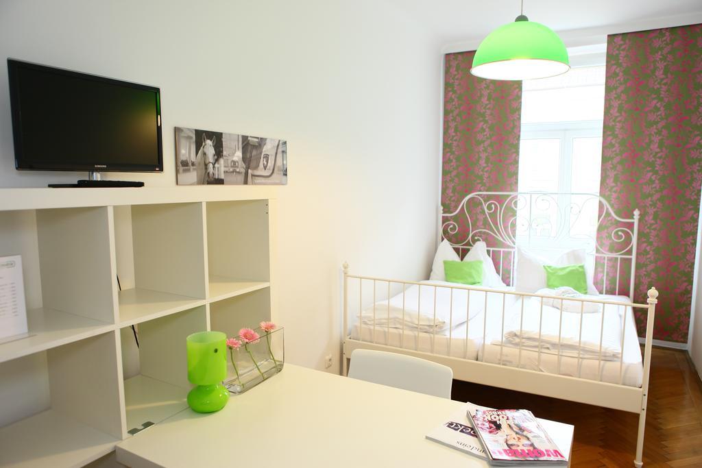 Hostel & Guesthouse Kaiser 23 Виена Стая снимка