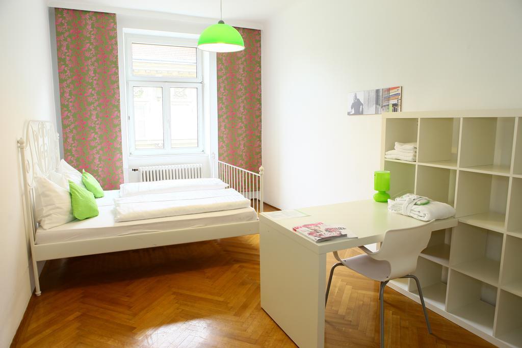 Hostel & Guesthouse Kaiser 23 Виена Стая снимка